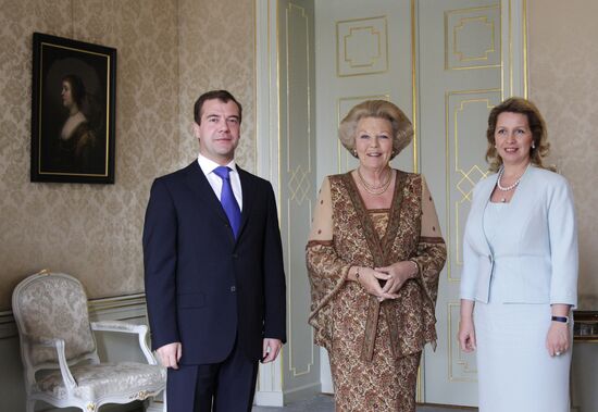 Dmitry Medvedev and his wife meet with Queen Beatrix