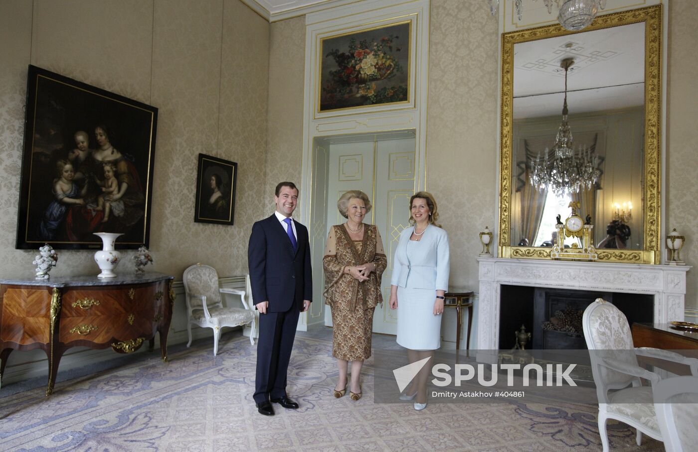 Dmitry Medvedev and his wife meet with Queen Beatrix