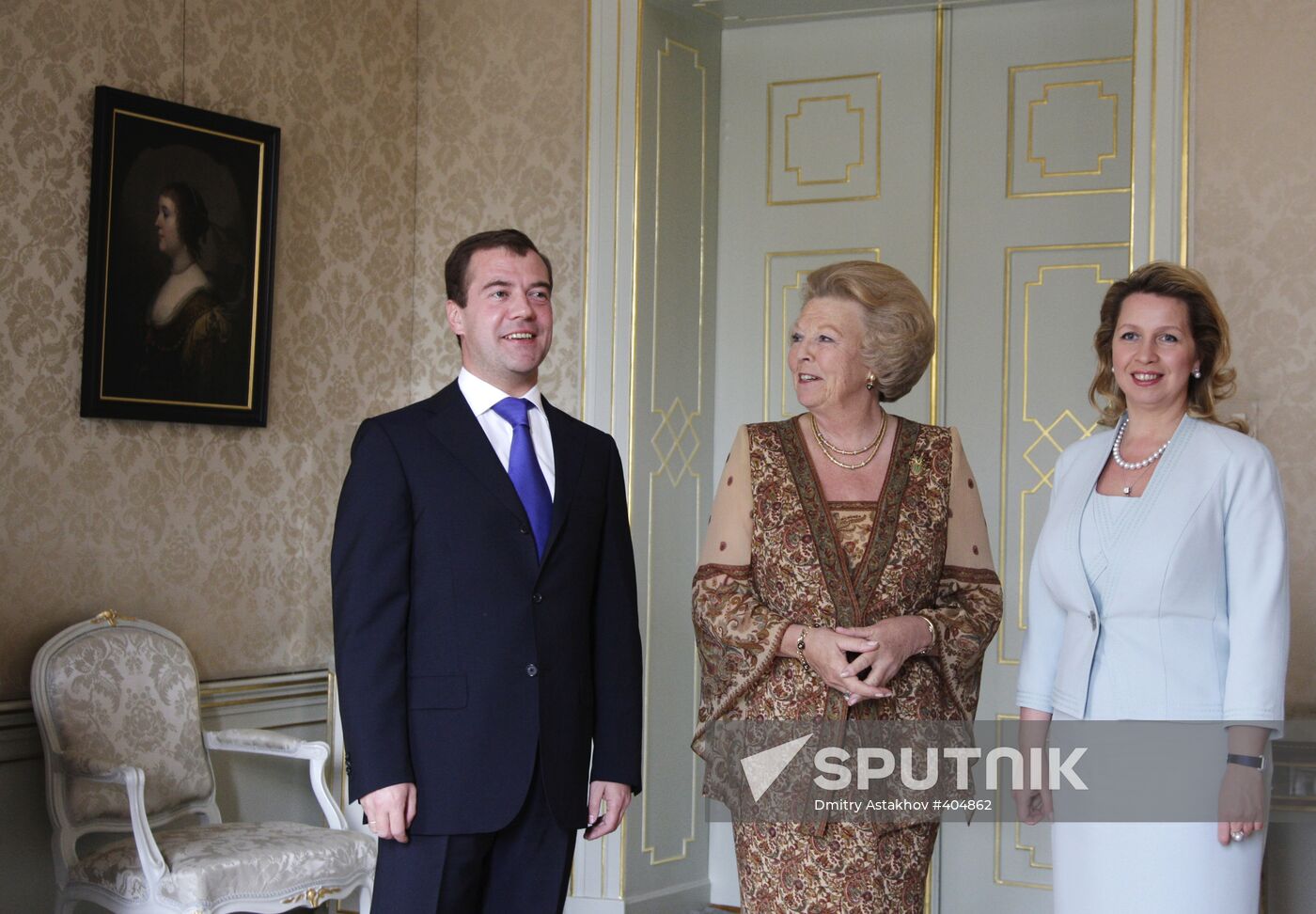 Dmitry Medvedev and his wife meet with Queen Beatrix