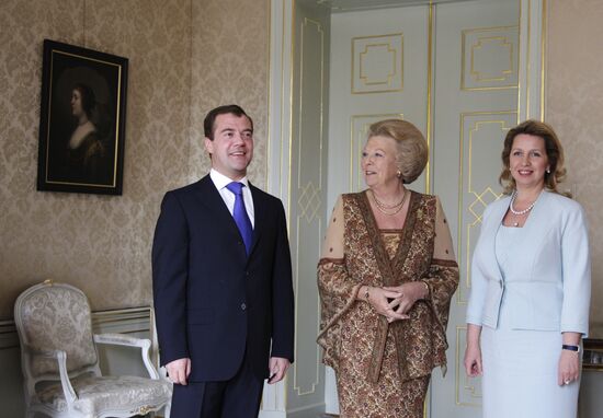 Dmitry Medvedev and his wife meet with Queen Beatrix