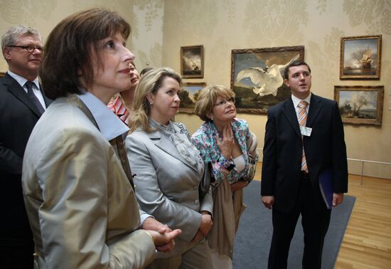 Russian Presidents wife visits State Museum