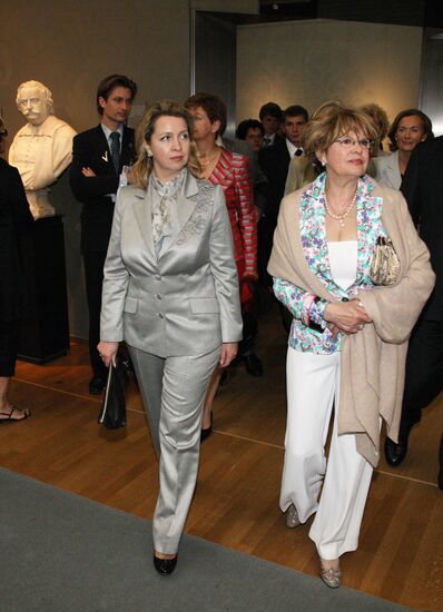 Russian Presidents wife visits State Museum