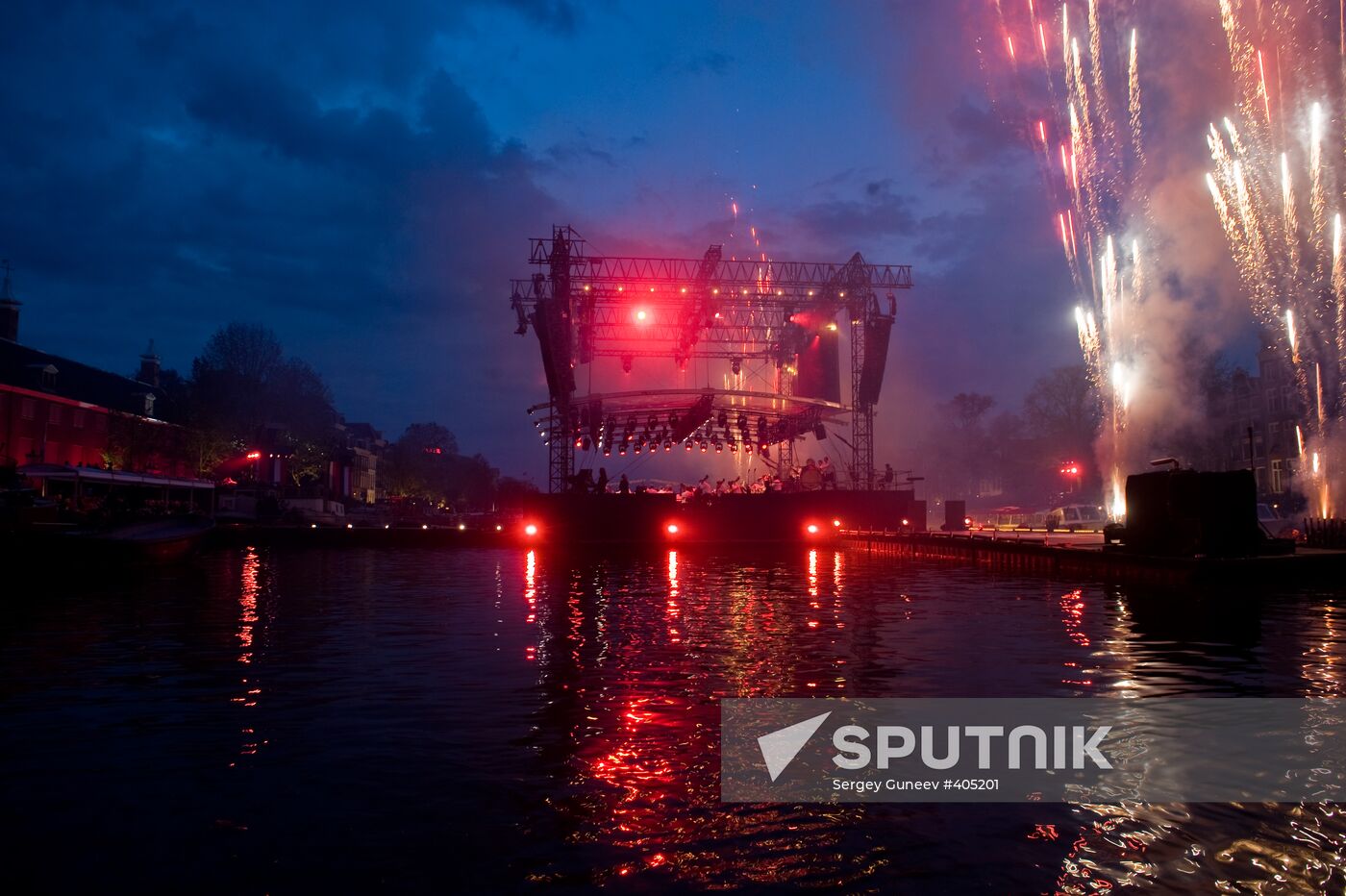 Festive performance on Amstel river