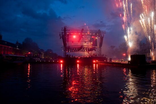 Festive performance on Amstel river