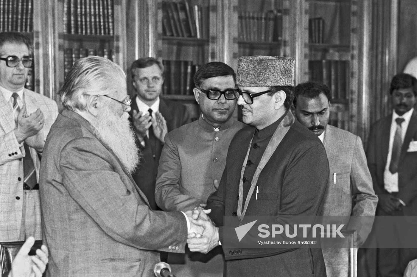 MGU Rector A.Logunov and Indian Prime Minister V.P.Singh