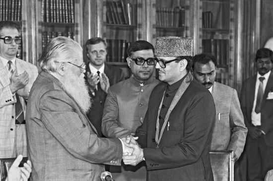 MGU Rector A.Logunov and Indian Prime Minister V.P.Singh