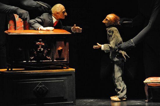Nikolai Gogol's "The Overcoat" staged by Teatro Milagros