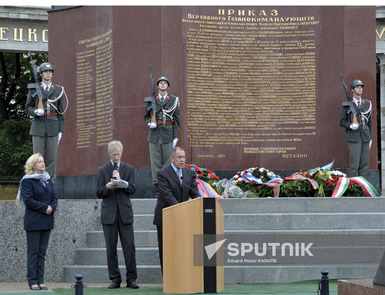 Sergei Lavrov at monument to Soviet Warrior-Liberator in Vienna