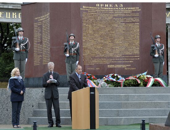 Sergei Lavrov at monument to Soviet Warrior-Liberator in Vienna