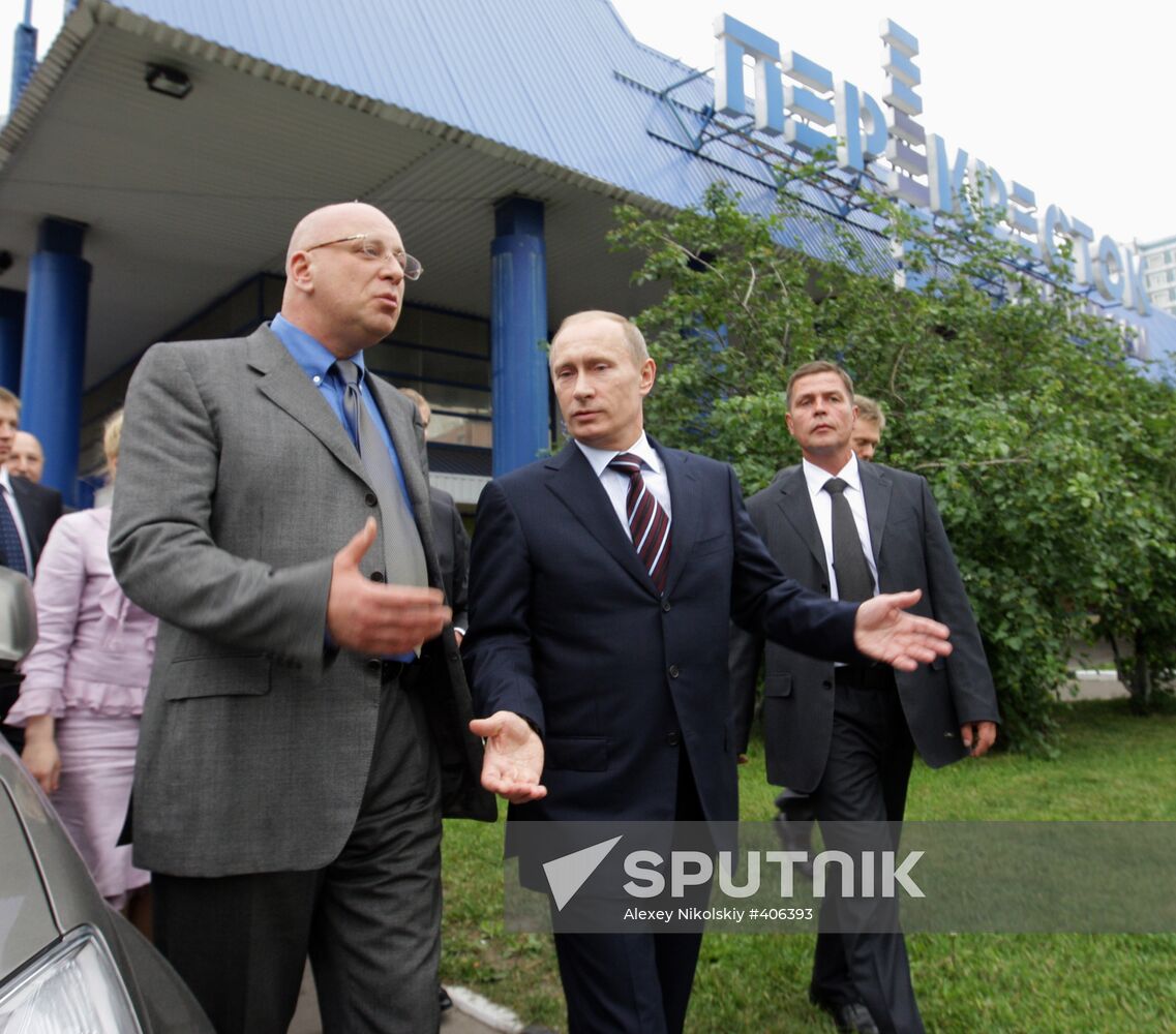 Vladimir Putin visits Perekrestok supermarket in Moscow