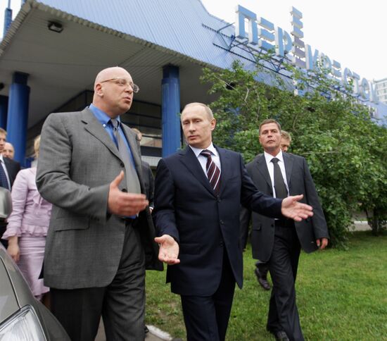 Vladimir Putin visits Perekrestok supermarket in Moscow