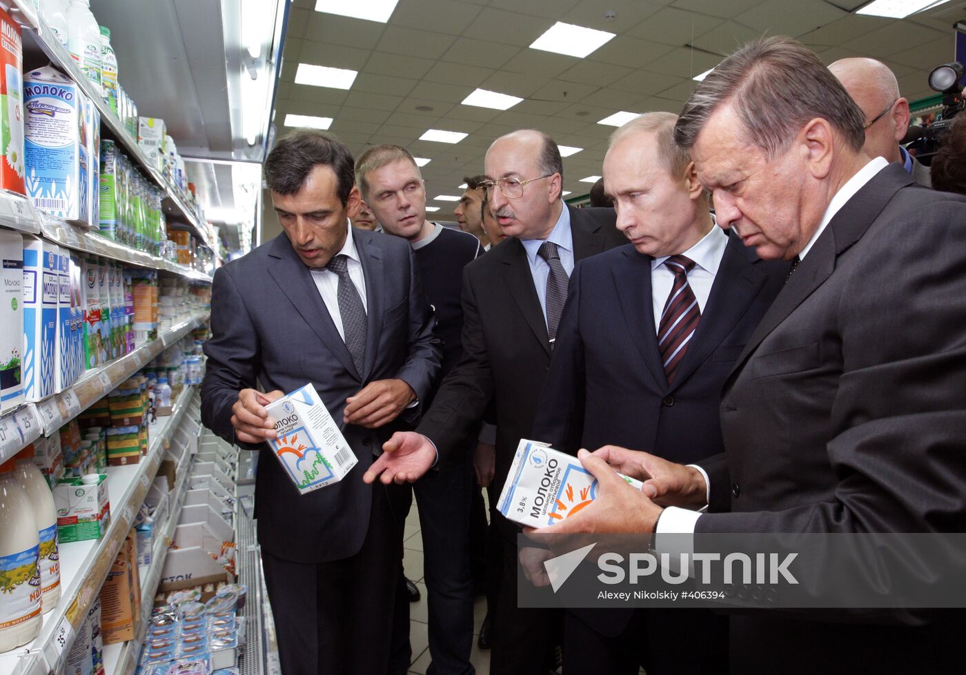 Vladimir Putin visits Perekrestok supermarket in Moscow