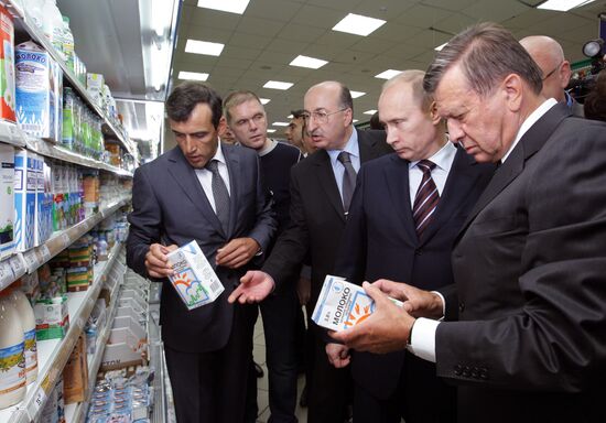 Vladimir Putin visits Perekrestok supermarket in Moscow