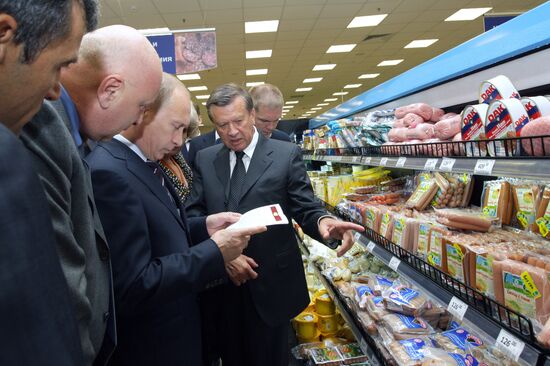 Vladimir Putin visits Perekrestok in Moscow