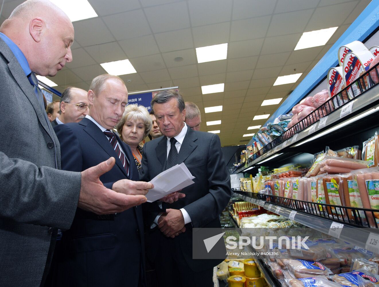 Vladimir Putin visits Perekrestok in Moscow
