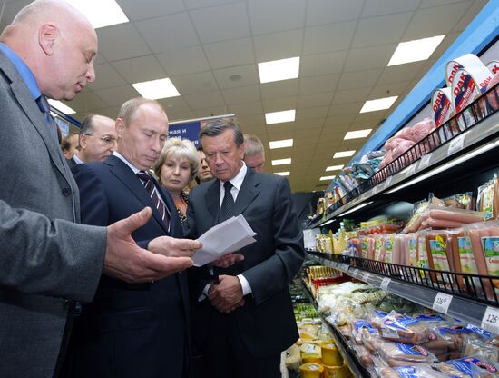 Vladimir Putin visits Perekrestok in Moscow