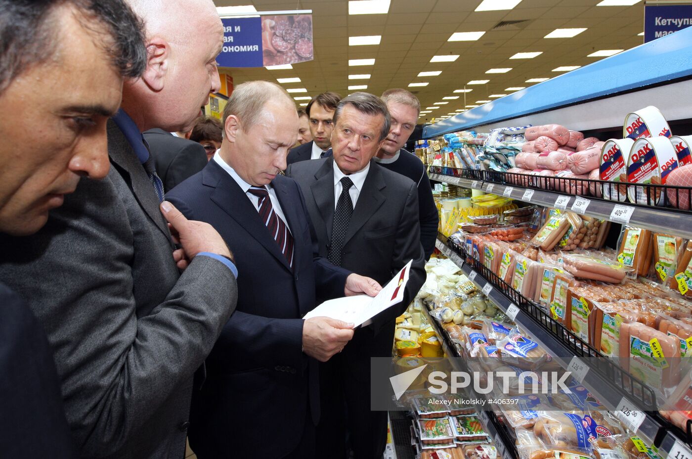 Vladimir Putin visits Perekrestok in Moscow