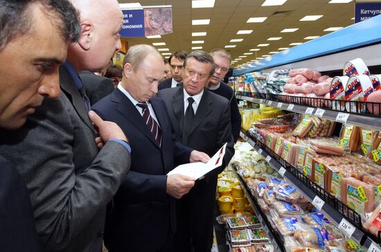 Vladimir Putin visits Perekrestok in Moscow