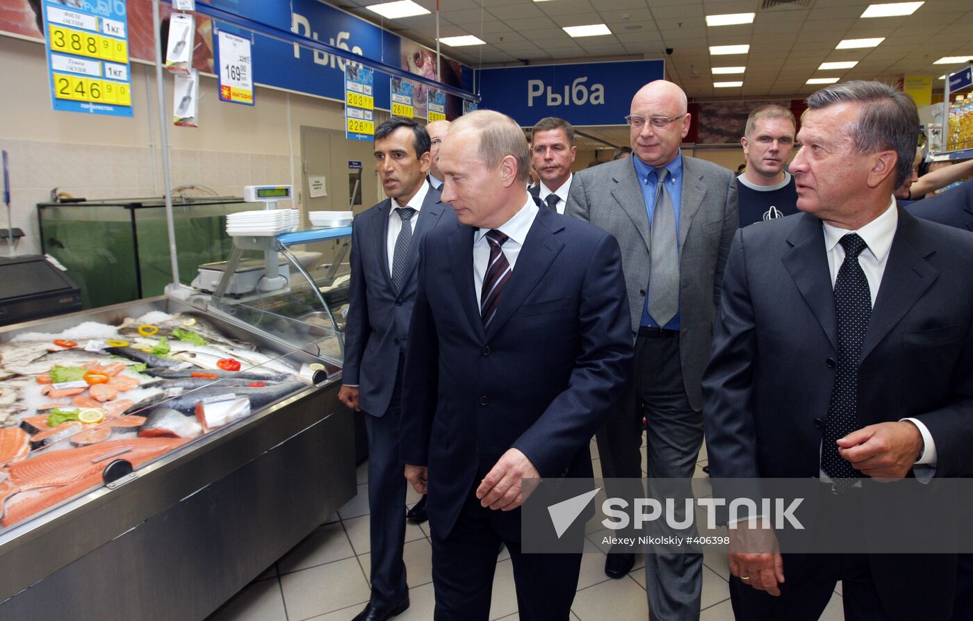 Vladimir Putin visits Perekrestok supermarket in Moscow
