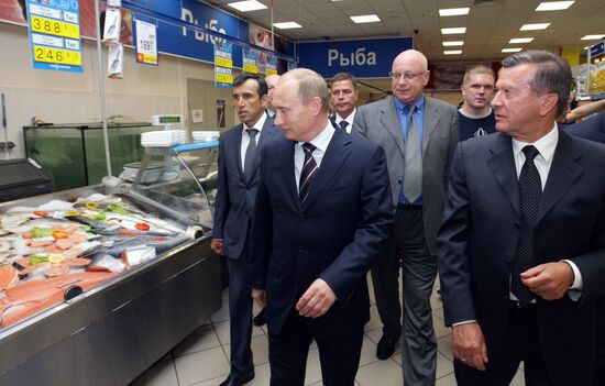 Vladimir Putin visits Perekrestok supermarket in Moscow