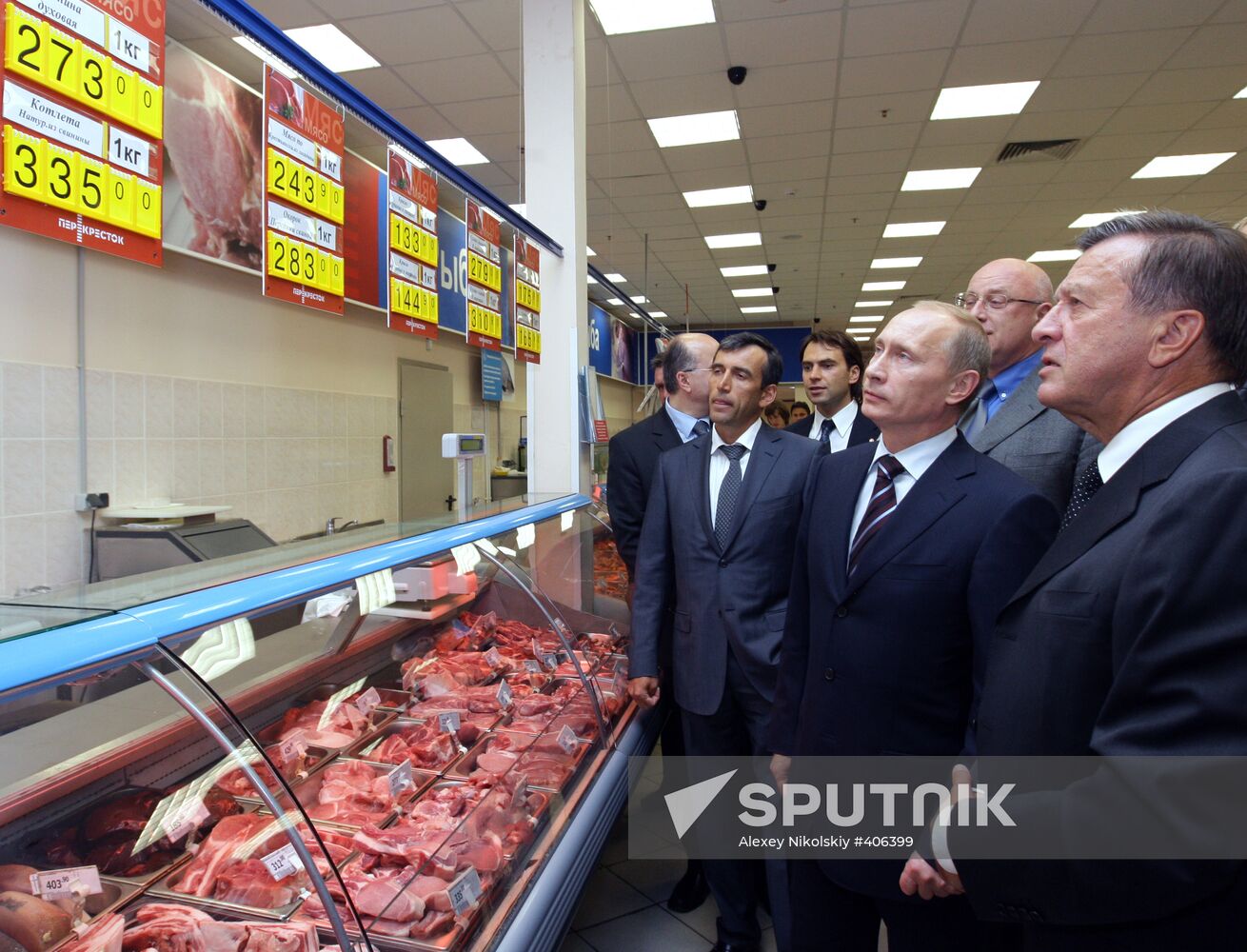 Vladimir Putin visits Perekrestok supermarket in Moscow
