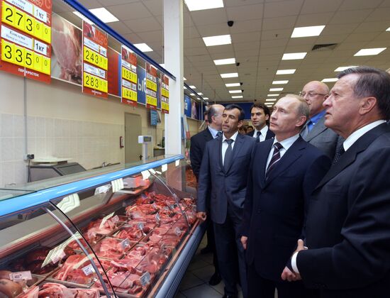 Vladimir Putin visits Perekrestok supermarket in Moscow