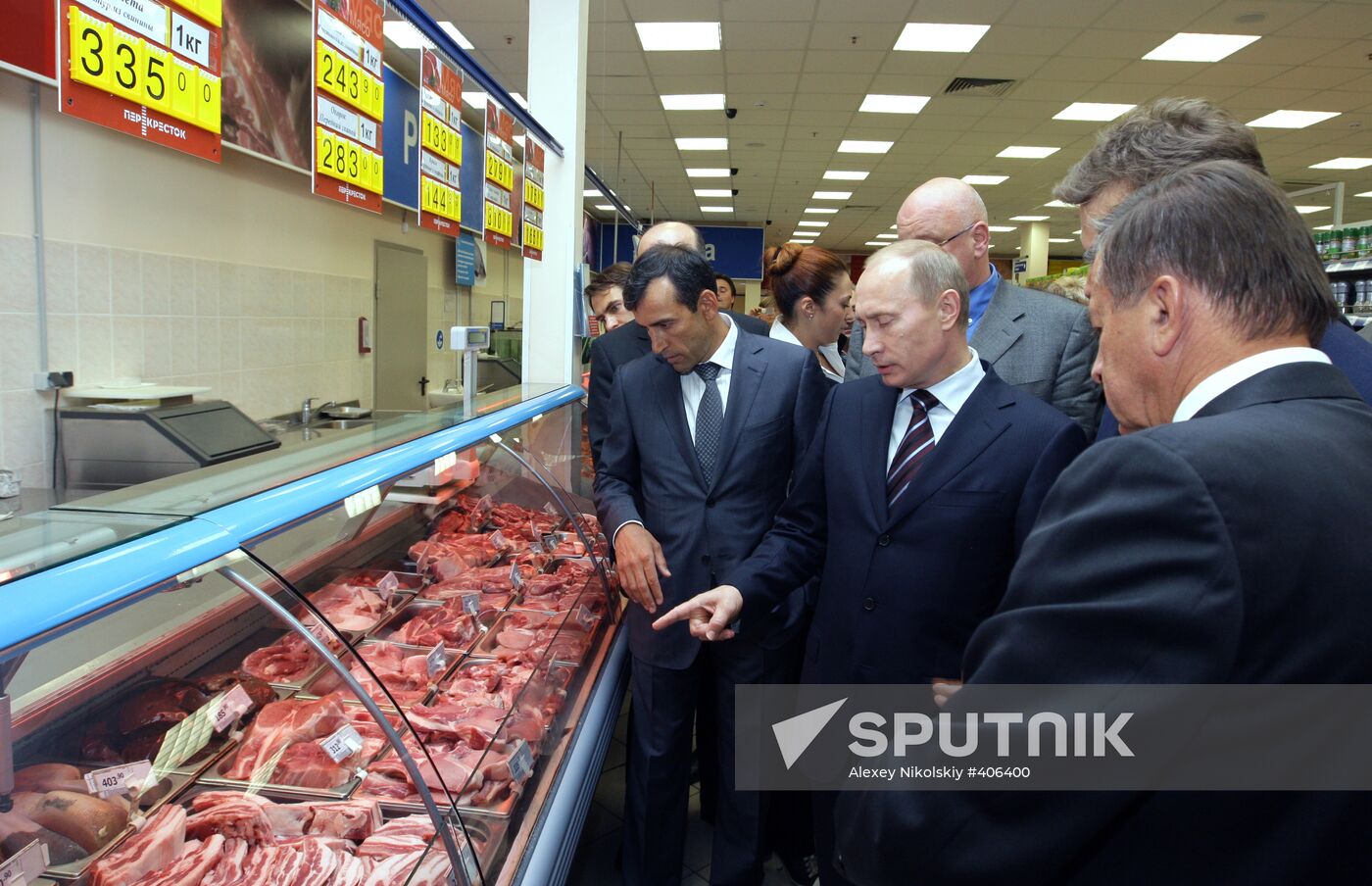Vladimir Putin visits Perekrestok supermarket in Moscow