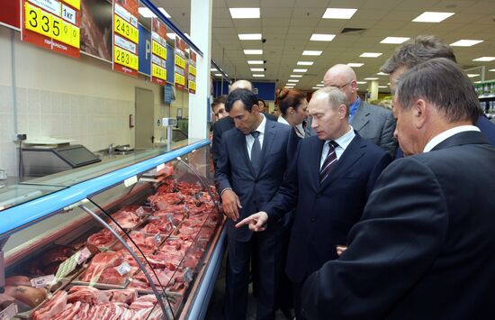Vladimir Putin visits Perekrestok supermarket in Moscow