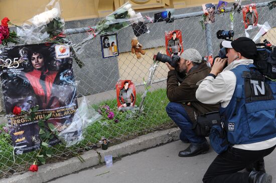 Fans mourning the death of Michael Jackson