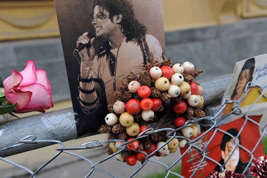Fans mourning the death of Michael Jackson
