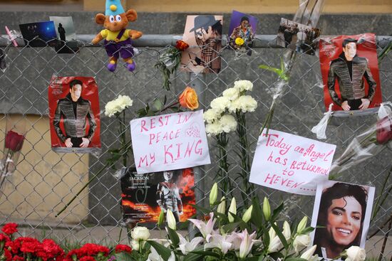 Fans mourn Michael Jackson