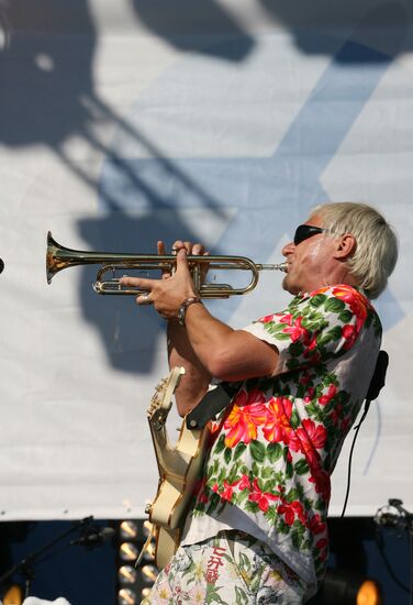 Vopli Vidoplyasova frontman Oleg Skripka performing on stage