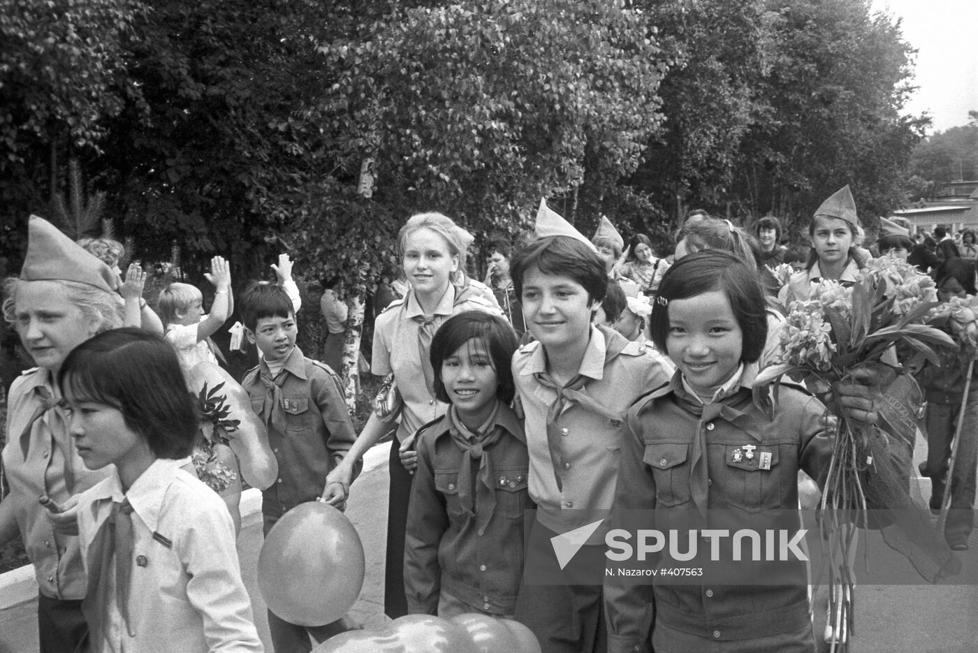 Vietnamese and Soviet Young Pioneers relaxing