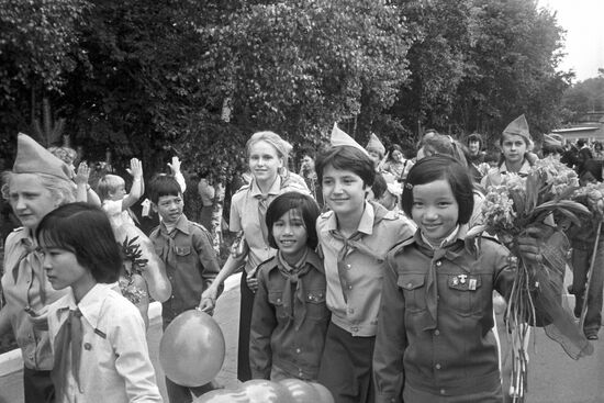 Vietnamese and Soviet Young Pioneers relaxing