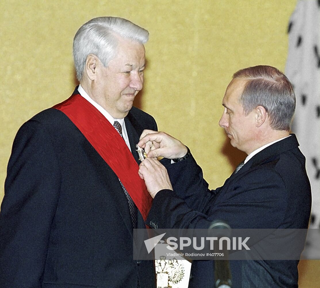 Putin awards Yeltsin