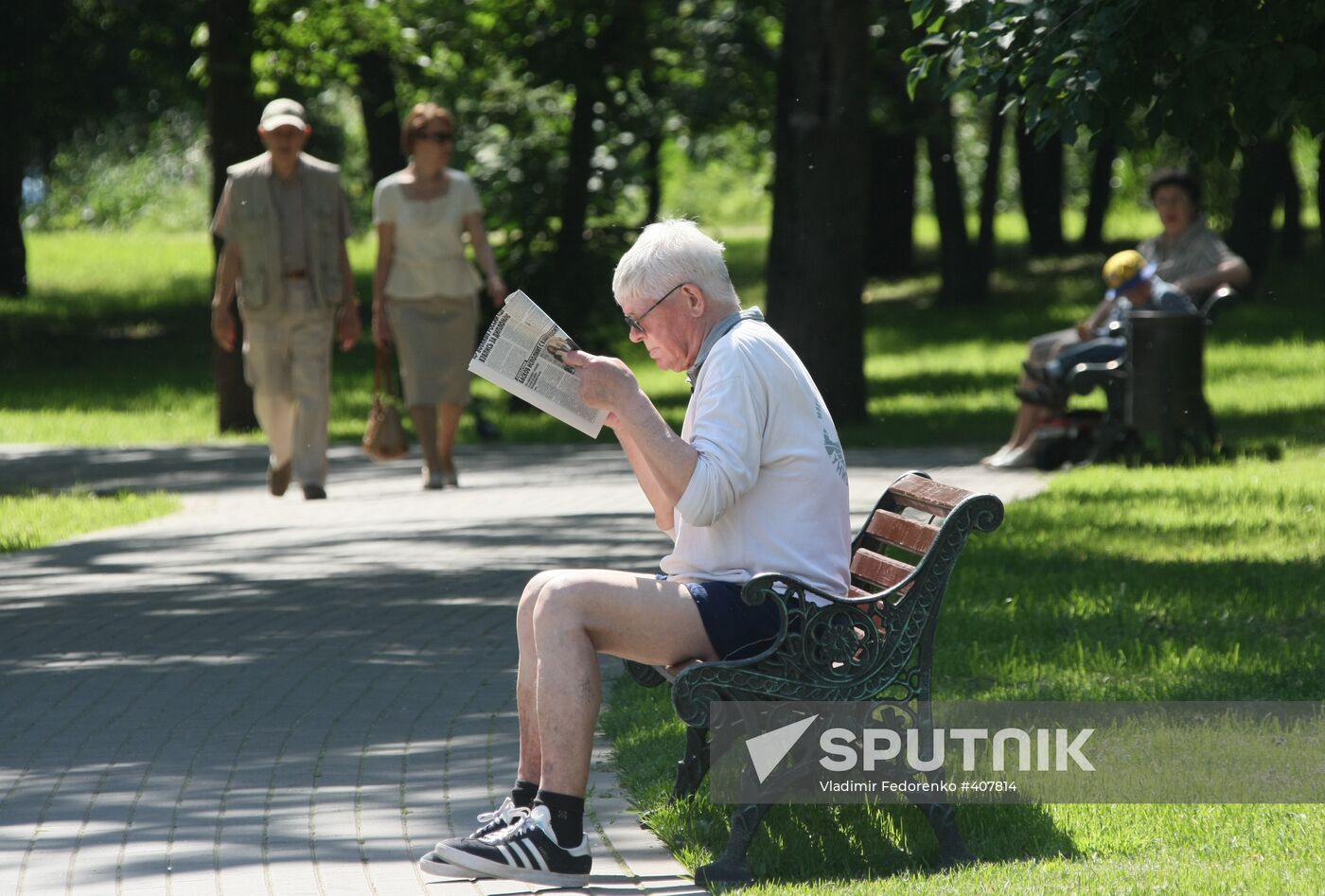 Muscovites rest outdoors