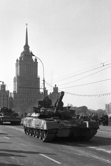 Tank column on Moscow's Novoarbatsky Bridge