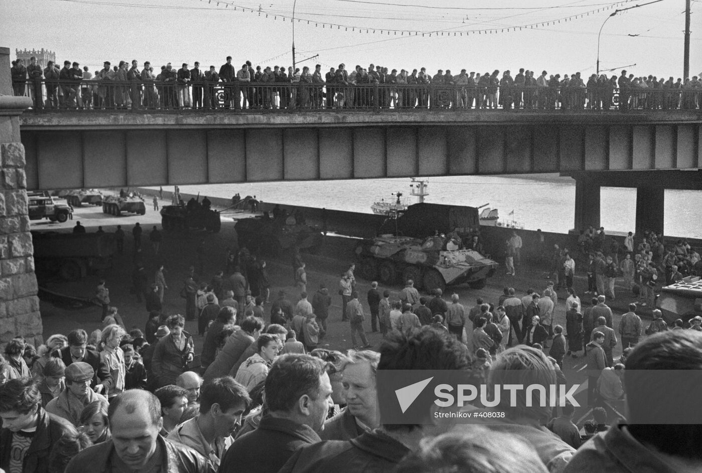 Muscovites watching attack on House of Soviets