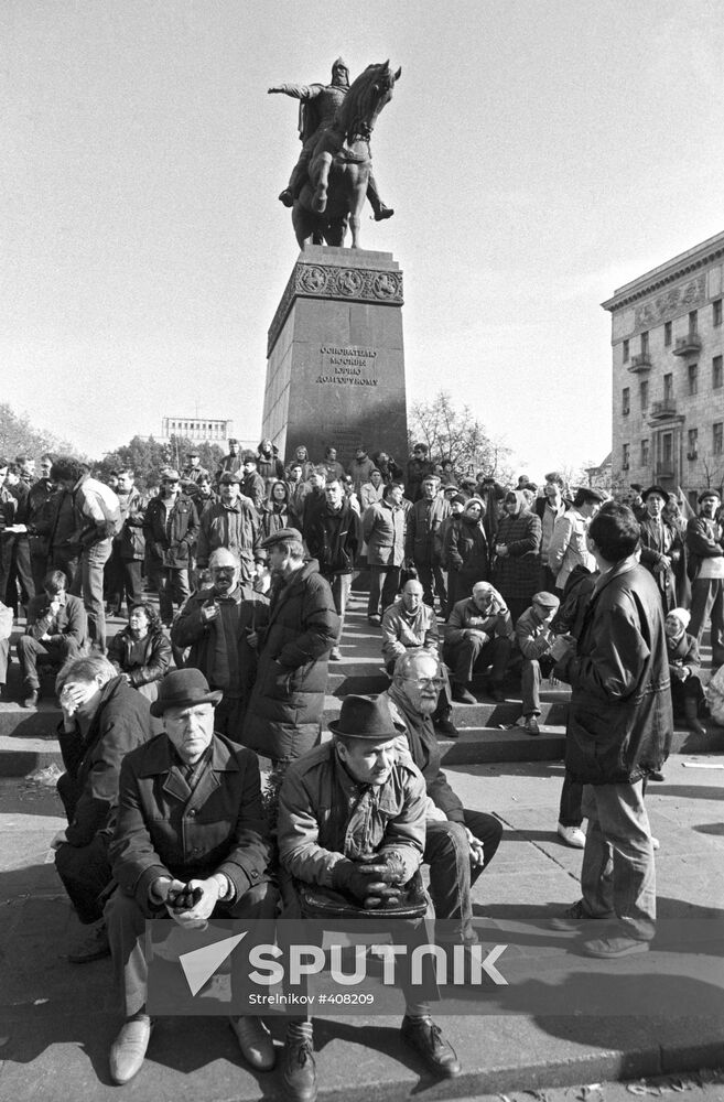 Muscovites supporting President Boris Yeltsin