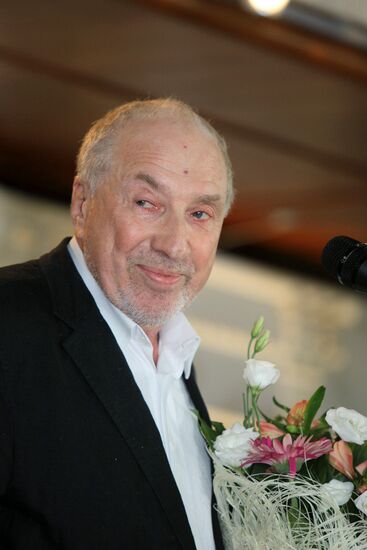 Sergei Yursky attending Kumir actor awards ceremony