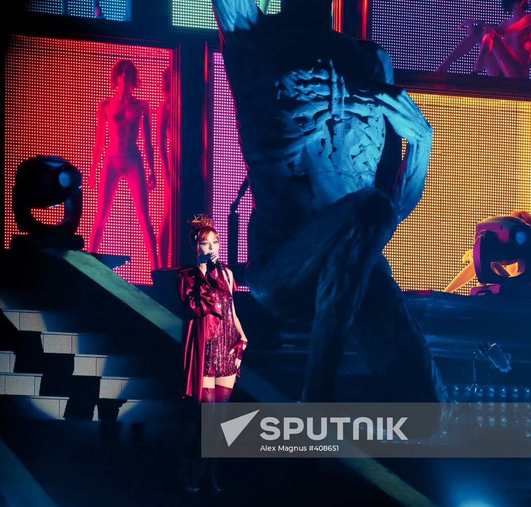 Mylène Farmer gives concert in Moscow