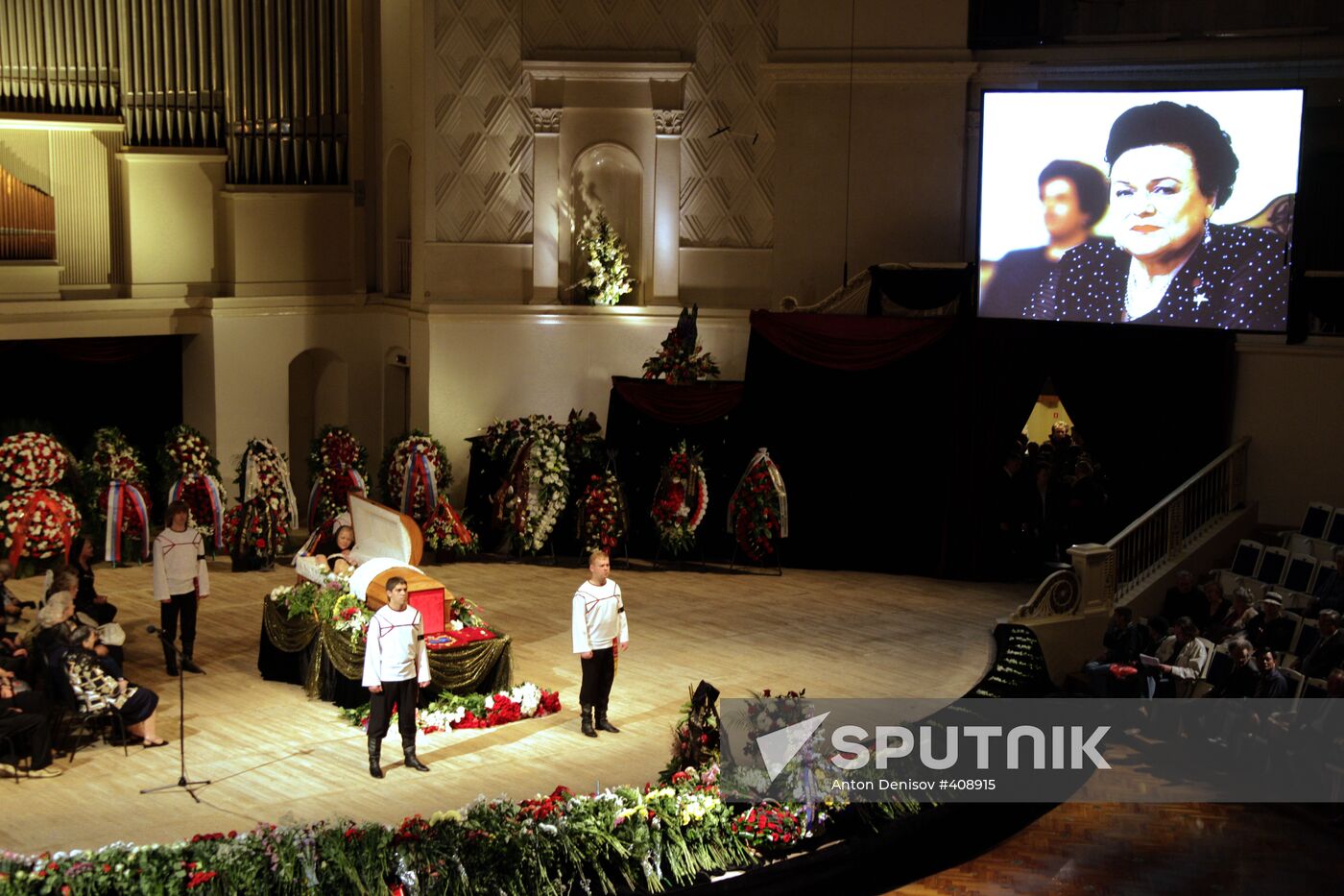 People's Artist of Soviet Union Lyudmila Zykina lying in state