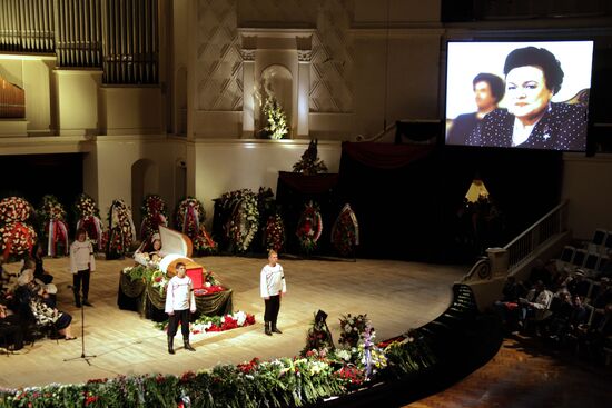People's Artist of Soviet Union Lyudmila Zykina lying in state