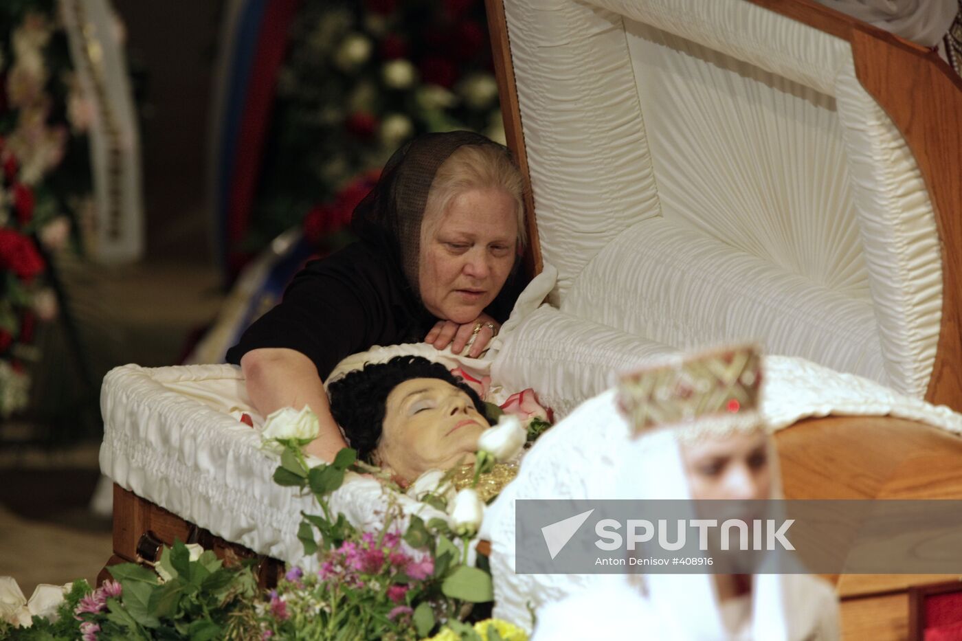 People's Artist of Soviet Union Lyudmila Zykina lying in state