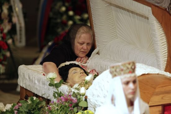 People's Artist of Soviet Union Lyudmila Zykina lying in state