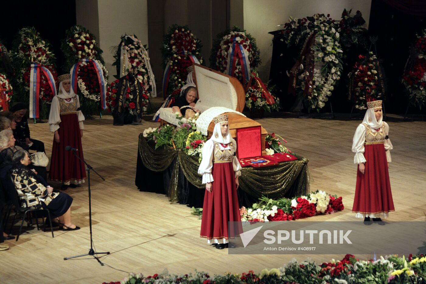 People's Artist of Soviet Union Lyudmila Zykina lying in state