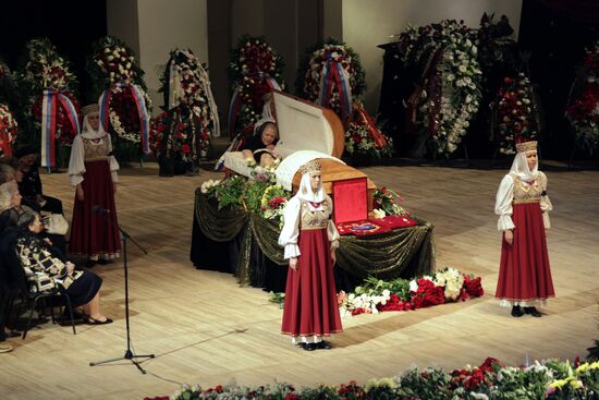 People's Artist of Soviet Union Lyudmila Zykina lying in state