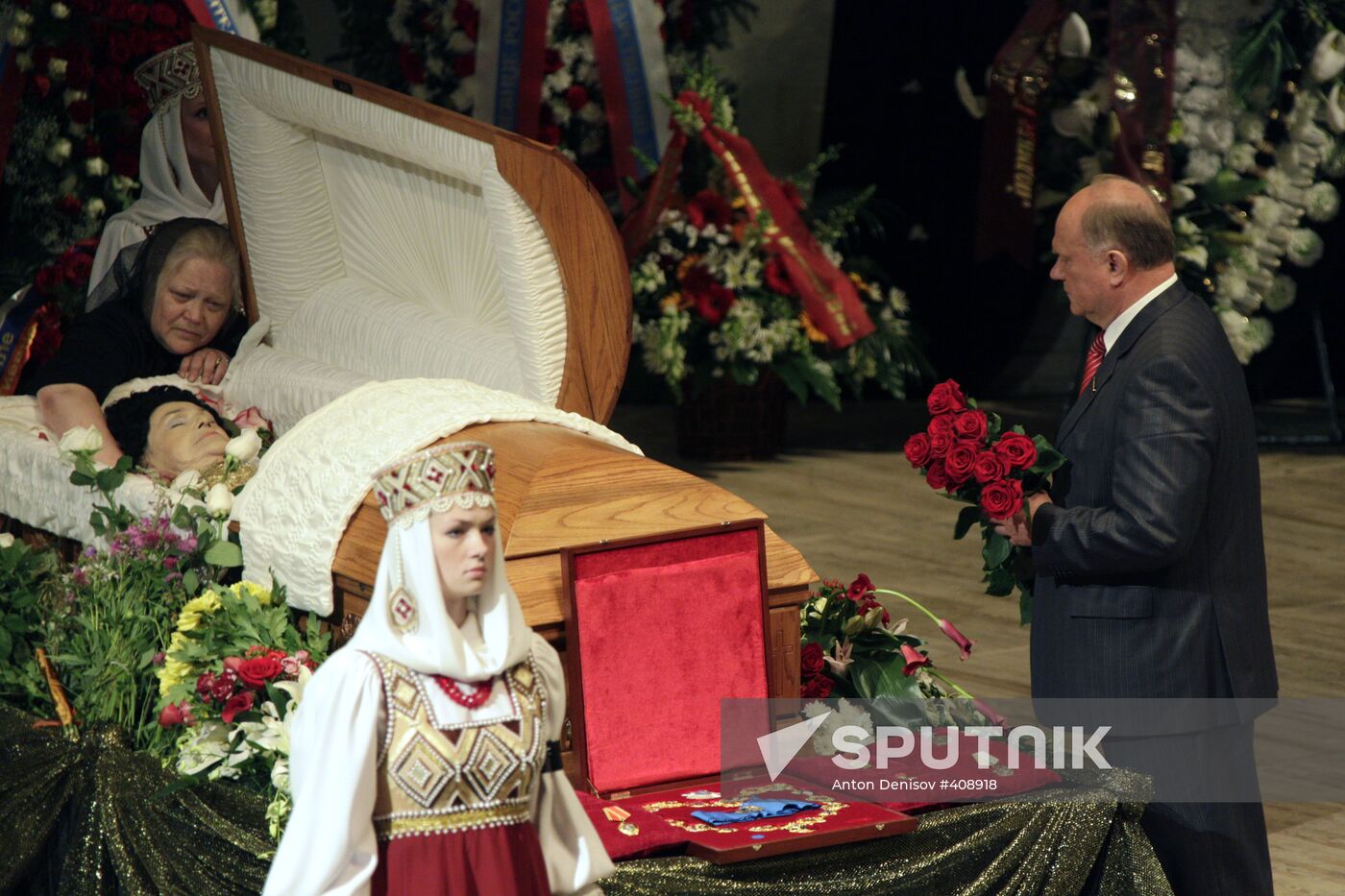 People's Artist of Soviet Union Lyudmila Zykina lying in state