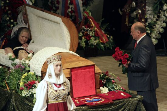 People's Artist of Soviet Union Lyudmila Zykina lying in state