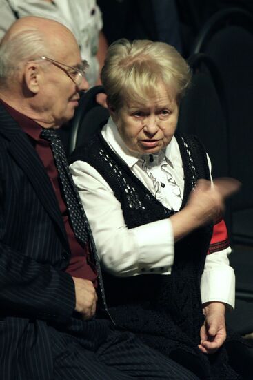 People's Artist of Soviet Union Lyudmila Zykina lying in state